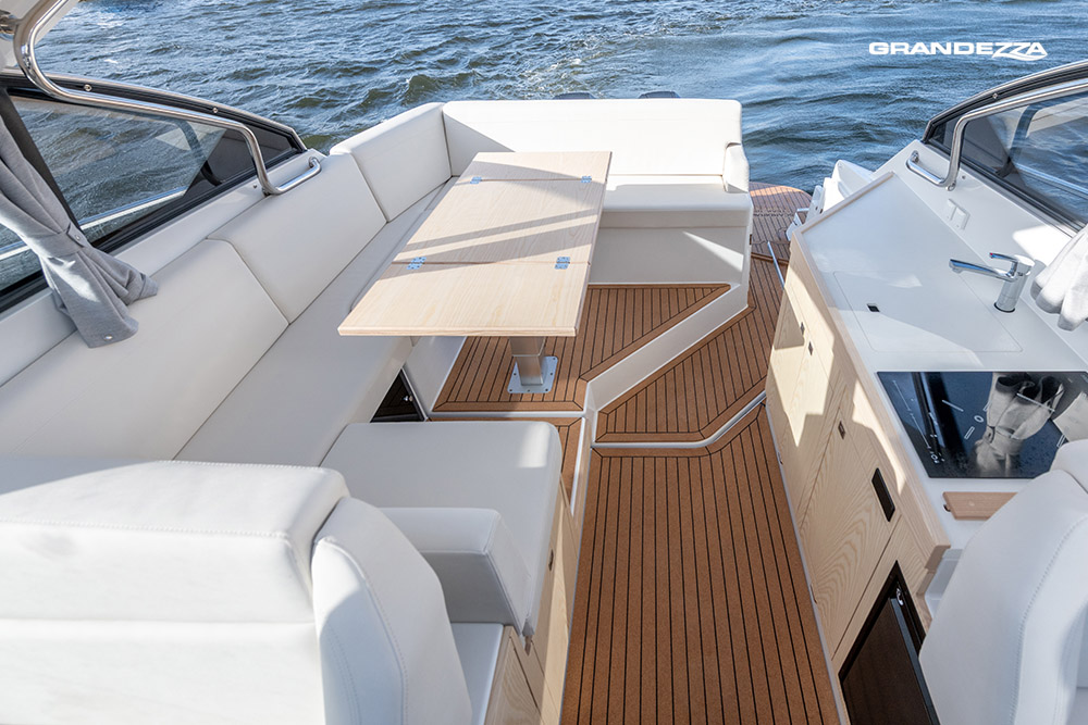 U-formed seating area